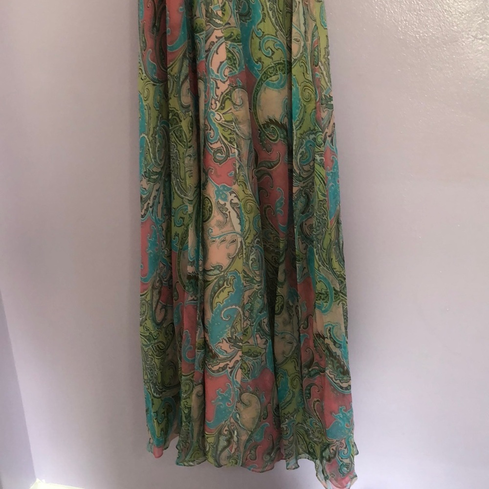 Beautiful pattern gown - Picture 2 of 4